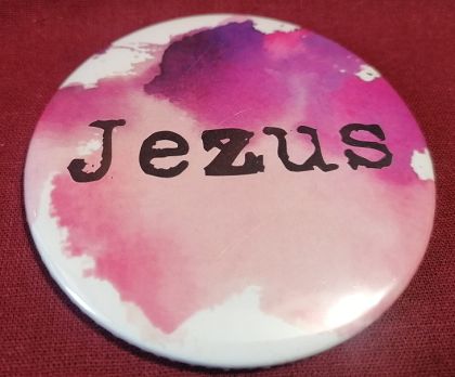 Przypinka button 7,8 cm różowa Jezus