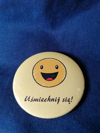 Przypinka button 5,6 cm Uśmiechnij się wzór 2