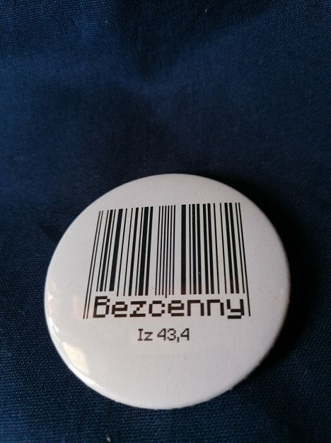 Przypinka button 5,6 cm biała Bezcenny