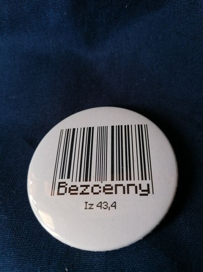 Przypinka button 5,6 cm biała Bezcenny