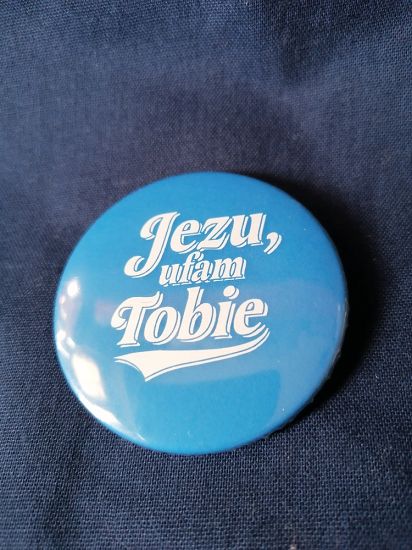 Przypinka button 5,6 cm niebieska Jezu ufam Tobie