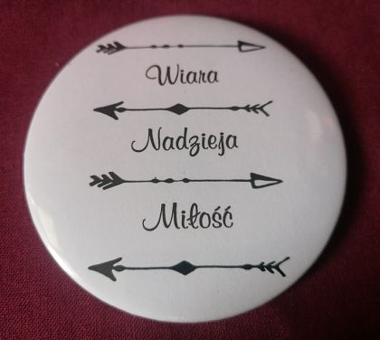 Przypinka button 7,8 cm biała Wiara nadzieja miłość