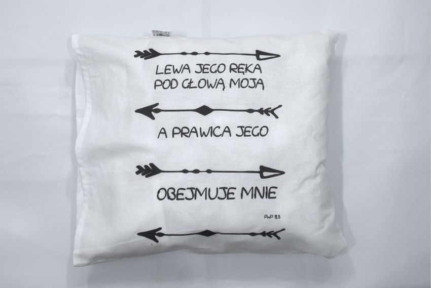 Poduszka małżeńska - Lewa jego ręka pod głową moją, a prawica jego obejmuje mnie Pnp 8,3