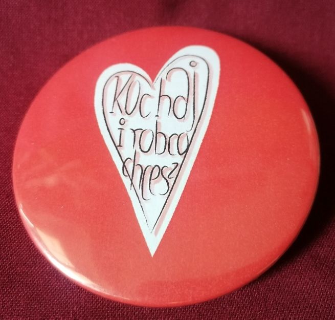 Przypinka button 7,8 cm czerwona Kochaj i rób co chcesz