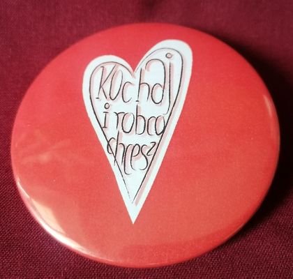 Przypinka button 7,8 cm czerwona Kochaj i rób co chcesz