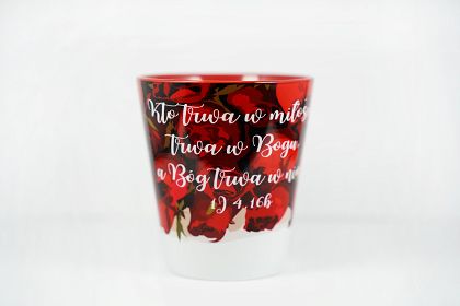 Kubek latte z czerwonym wnętrzem Kto trwa w miłości, trwa w Bogu 1 J 4, 16b