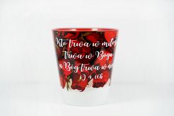 Kubek latte z czerwonym wnętrzem Kto trwa w miłości, trwa w Bogu 1 J 4, 16b