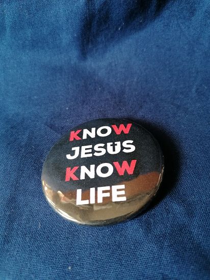 Przypinka button 5,6 cm czarna Know Jesus Know Life