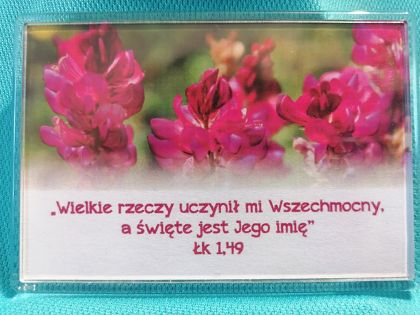Magnes akrylowy 9,5 x 6,5 cm  Wielkie rzeczy uczynił mi Wszechmocny...