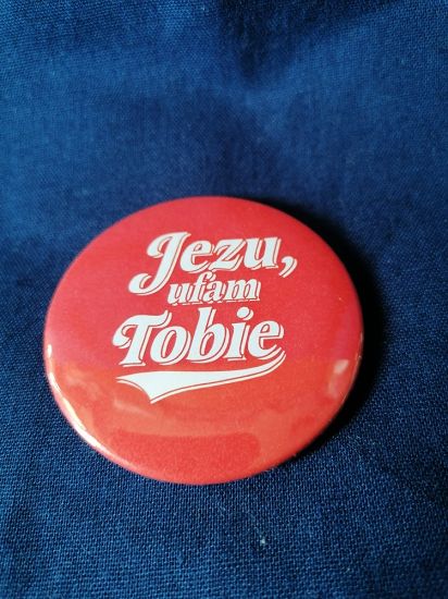 Przypinka button 5,6 cm czerwona Jezu ufam Tobie