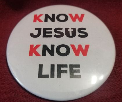 Przypinka button 7,8 cm biała Know Jesus Know Life