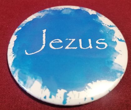 Przypinka button 7,8 cm niebieska Jezus