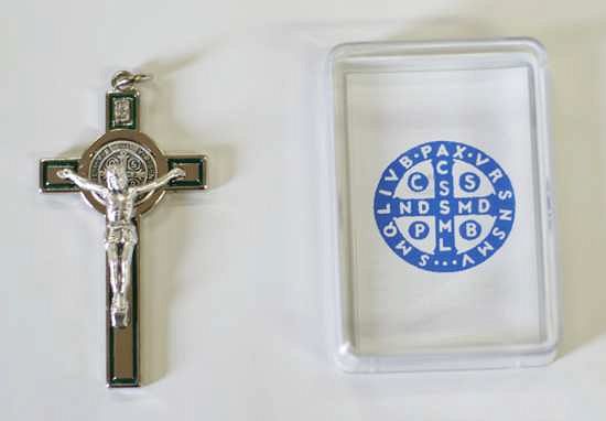Krzyż z Medalikiem św. Benedykta w pudełku - wzór 1