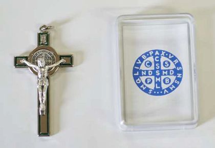 Krzyż z Medalikiem św. Benedykta w pudełku (mały)