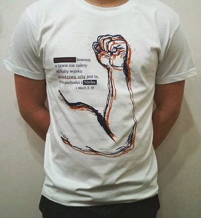 Koszulka T-shirt Zwycięstwo bowiem w bitwie nie zależy od liczby wojska; prawdziwą siłą jest ta, która pochodzi z Nieba.