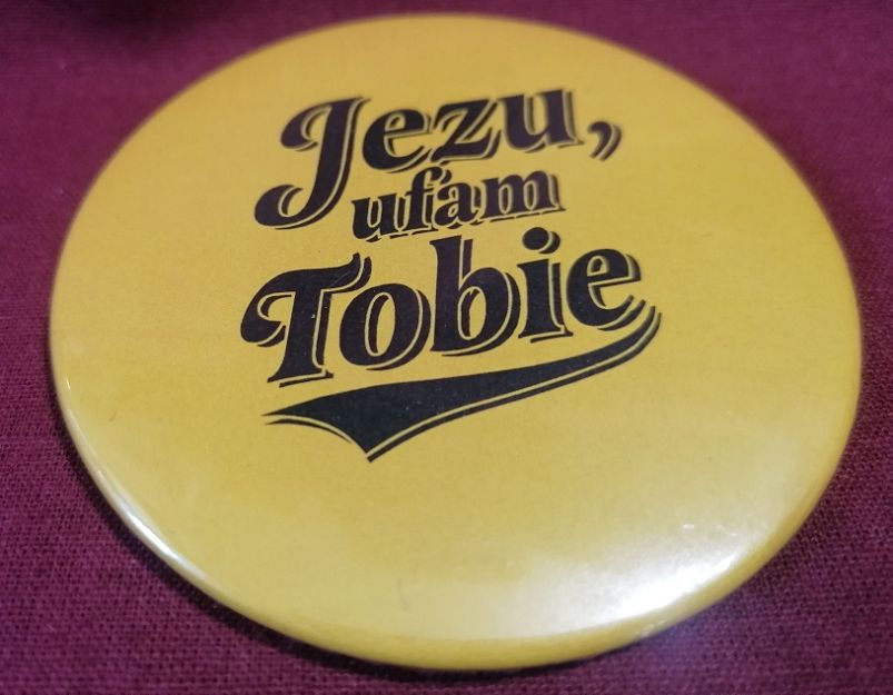 Przypinka button 7,8 cm żółta Jezu ufam Tobie