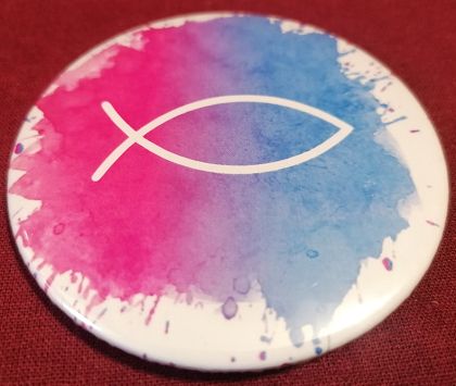 Przypinka button 7,8 cm różowo-niebieska Rybka