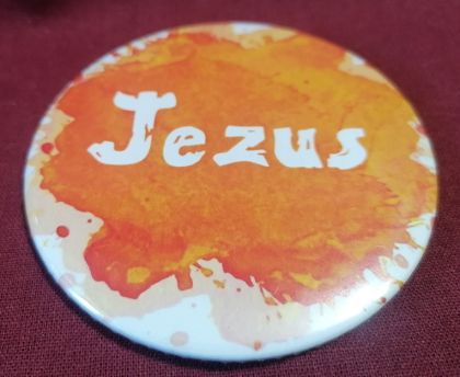 Przypinka button 7,8 cm pomarańczowa Jezus