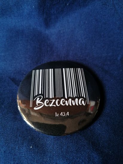 Przypinka button 5,6 cm czarna Bezcenna