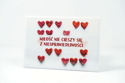 Magnes metalowy 8 x 5,5 cm - Miłość nie cieszy się z niesprawiedliwości