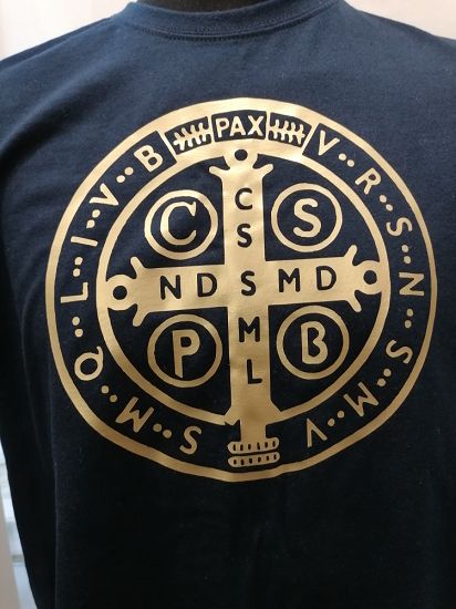 Koszulka granatowa z nadrukiem Krzyż świętego Benedykta (złoty)