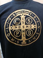 Koszulka granatowa z nadrukiem Krzyż świętego Benedykta (złoty)