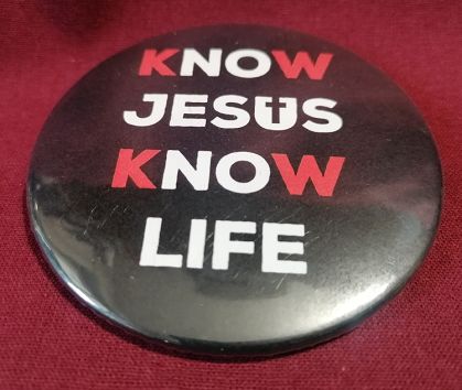 Przypinka button 7,8 cm czarna Know Jesus Know Life
