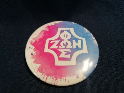Przypinka button 5,6 cm różowo-niebieska Foska