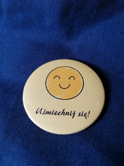 Przypinka button 5,6 cm Uśmiechnij się wzór 1