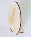 Obrazek drewniany okrągły ze stojakiem - św. Jan Paweł II (10 cm) - bok