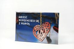 Magnes metalowy 8 x 5,5 cm - Miłość współweseli się z prawdą