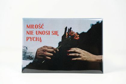 Magnes metalowy 8 x 5,5 cm - Miłość nie unosi się pychą