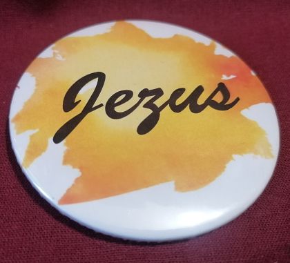 Przypinka button 7,8 cm żółta Jezus wzór 2