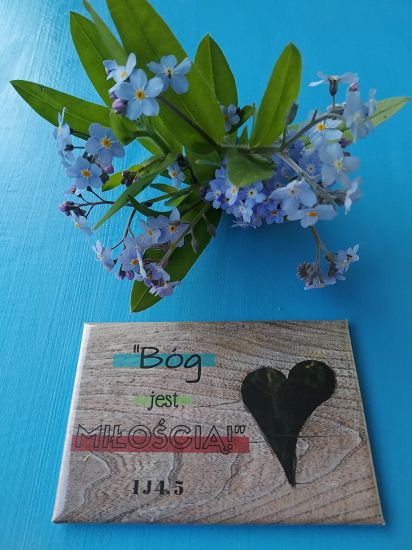 Magnes metalowy 8 x 5,5 cm Bóg jest Miłością 