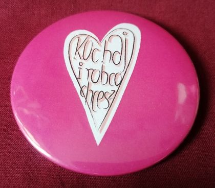 Przypinka button 7,8 cm różowa Kochaj i rób co chcesz
