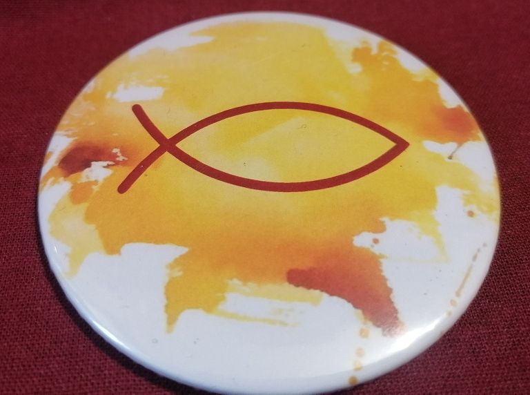 Przypinka button 7,8 cm żółta Rybka