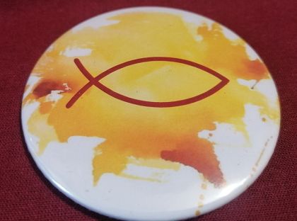 Przypinka button 7,8 cm żółta Rybka