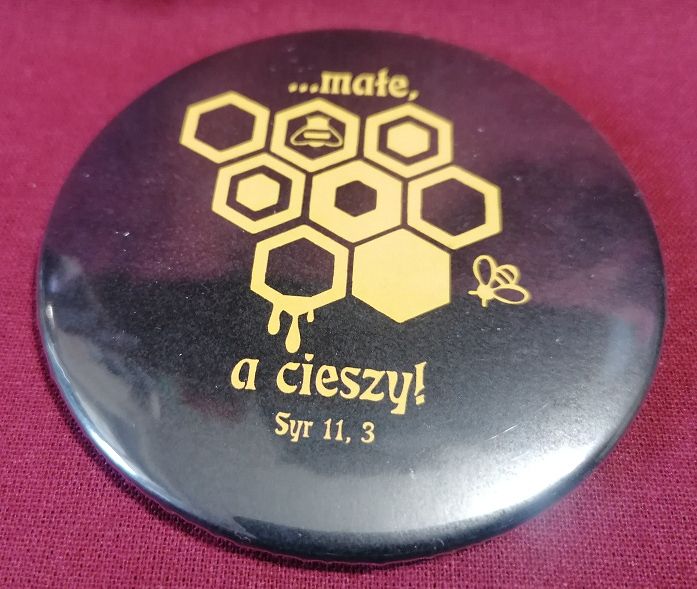Przypinka button 7,8 cm czarna Małe a cieszy