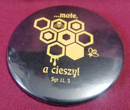 Przypinka button 7,8 cm czarna Małe a cieszy