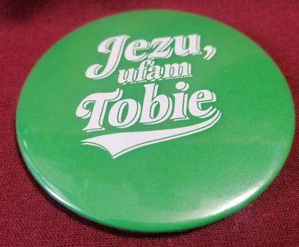 Przypinka button 7,8 cm zielona Jezu ufam Tobie