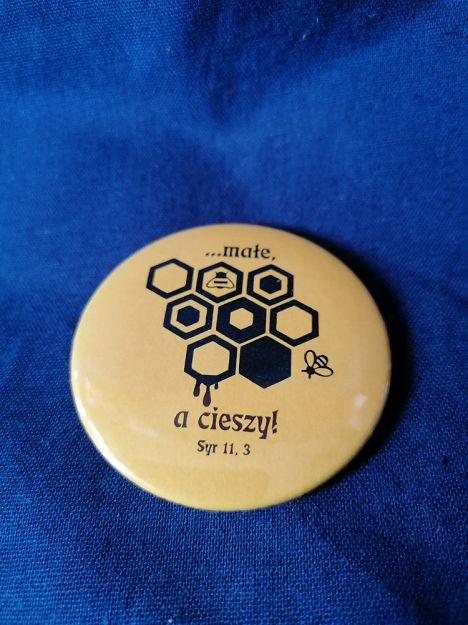 Przypinka button 5,6 cm żółta Małe a cieszy