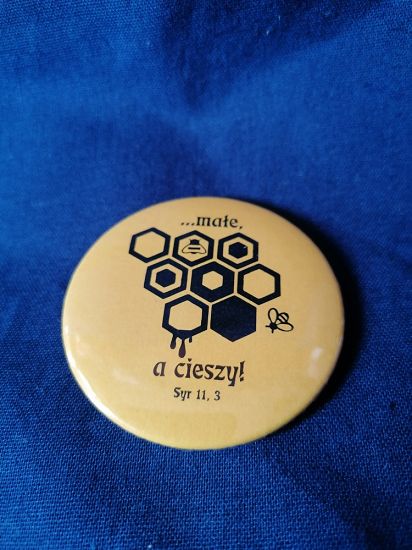 Przypinka button 5,6 cm żółta Małe a cieszy