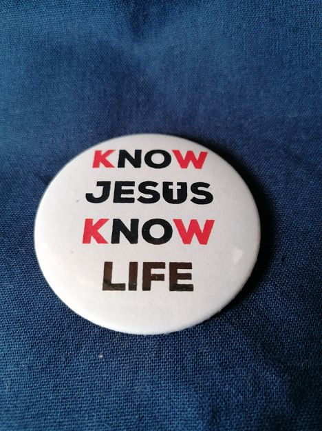 Przypinka button 5,6 cm biała Know Jesus Know Life