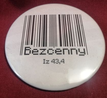 Przypinka button 7,8 cm biała Bezcenny