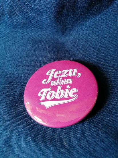 Przypinka button 5,6 cm różowa Jezu ufam Tobie