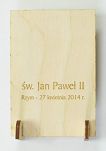 Jan Paweł II - obrazek grawerowany w drewnie ze stojaczkiem (tył)