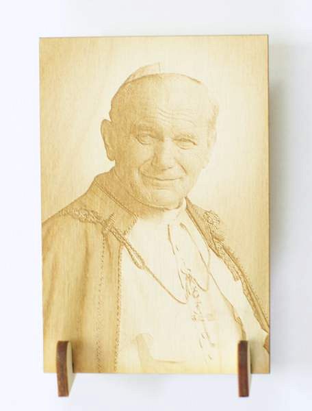 Jan Paweł II - obrazek grawerowany w drewnie ze stojaczkiem (przód)