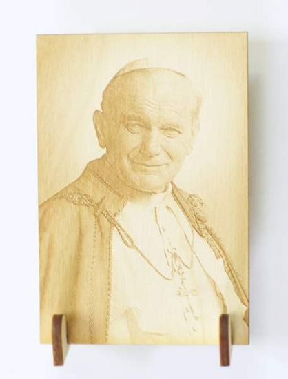 Jan Paweł II - obrazek grawerowany w drewnie ze stojaczkiem