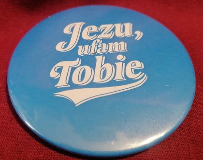 Przypinka button 7,8 cm niebieska Jezu ufam Tobie