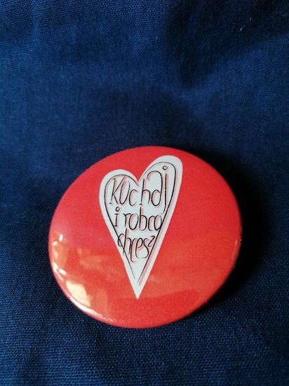 Przypinka button 5,6 cm czerwona Kochaj i rób co chcesz